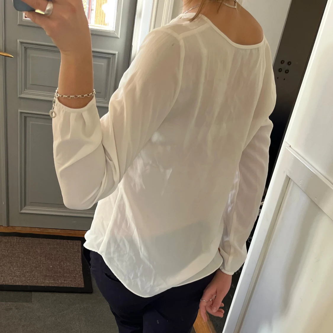 Vit blus med snörning  - 90