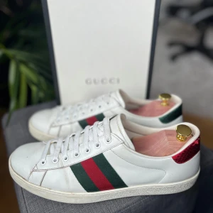 Gucci ace skor - Nu säljer jag dessa fräscha Gucci Ace skor i storlek 43. Dom är i riktigt bra skick och box ingår. Hör av dig vid fråga eller fundering!