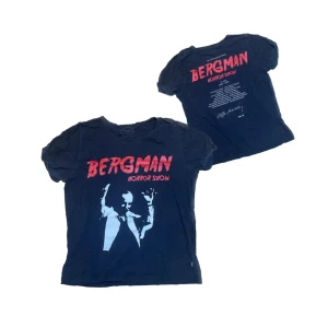 T-shirt  - En Bergman horror show t-shirt! Storlek L