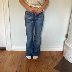 Lågmidjade jeans - Midjemått(rätt över): 37 cm Innerbenslängd: 81 cm Modellen är: 168 cm  Skriv om ni har några frågor💗//Perfectjeans