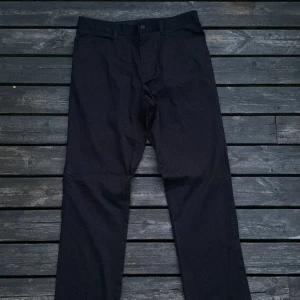 Calvin Klein Kostymbyxor - Storlek 32x30  Använda 1 gång  Säljer pga att de inte passar längre   Skick = perfekt / inga tecken på användning  Randigt mönster, syns på bild 3  Liten fläck, syns också på bild 3