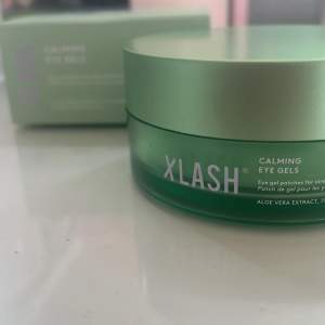 Xlash calming eyegels, Ca 3 par använda, då dom tyvärr ej används säljs dom, speteln är avsköljd & dom är fräscha allmänt, kartongen medföljer men  har en liten  defekt på baksidan💚