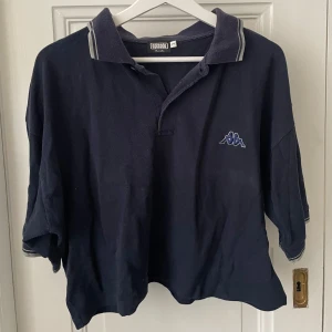 Cool mörkblå topp i retrostil!  - Jättecool mörkblå topp i retrostil stil! Passar jättebra till vardags och är i bra skick 💙  Frakt ingår inte i priset! 🩷