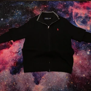 Polo ralph lauren zipper  - Använd några gånger men den är i fin skick utan fläckar eller skador , 9/10 storleken är M men passar s med för jag själv har s i storlek 