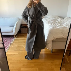 & other stories ullkappa - Så fin ullkappa perfekt inför höst/vinter från &other stories. Fint skick. Sparsamt använd. 100% ull. Nypris 2790kr