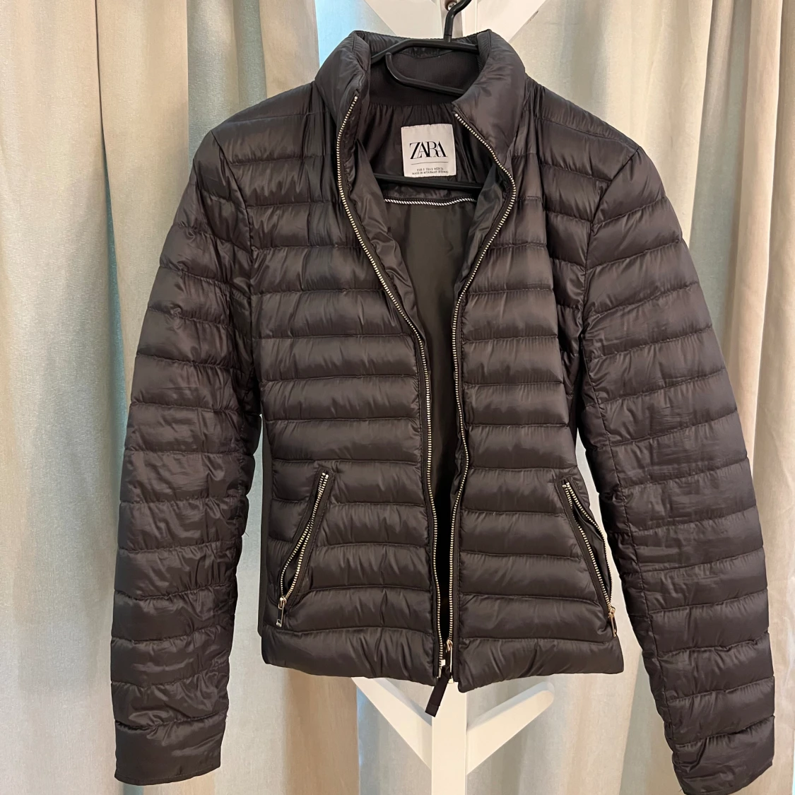 Dunjacka med guld detaljer