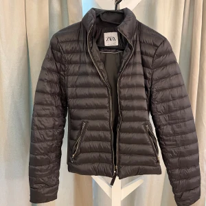 Dunjacka med guld detaljer - Super snygg Dunjacka med guld detaljer från Zara. Denna jacka är använd fåtal gånger och är i nyttskick. 