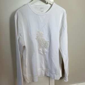 Herr Polo Ralph Lauren tröja  - Vit snygg herr Polo Ralph Lauren tröja.  Knappt använd. Ordinarie pris 1699kr Säljes för 500kr