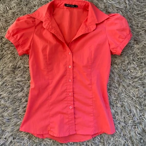 Vintage blouse - Blus skjorta i fin rosa färg, lite aprikos. Ger en fin form, figursydd.