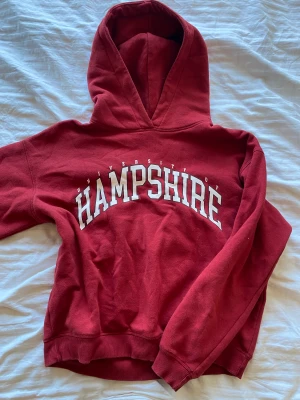 Vinröd hoodie - Jätesnygg o skön vinröd hoodie med tryck. Utan snöre och luvan är i tjockt material och lägger sig på plats. Storlek S men passar även M