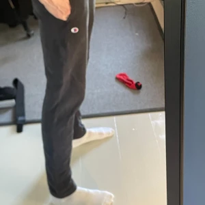 Mjukisbyxor champion - Säljer dessa stiliga mjukisbyxor då jag tycker det är lite korta på mig. Byxorna passar perfekt att ha på gymmet eller bara hemma plus att det ser inte bara bra ut, utan är också sköna.