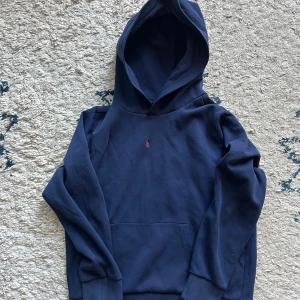 Vit Ralph lauren hoodie  - Säljer denna feta mörkblå polo hoodien Storlek: Xs Sitter slim fit  Bra kondition 