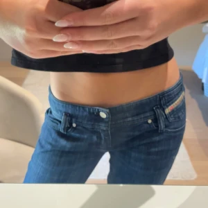 Diesel jeans❣️ - Jättefina mörkblåa diesel jeans i strl 29/32 (sitter som S/M) i straight model😍 i fint skick förutom en liten defekt (kan skicka bild vid intresse av köp). Är superlåga i midjan. 