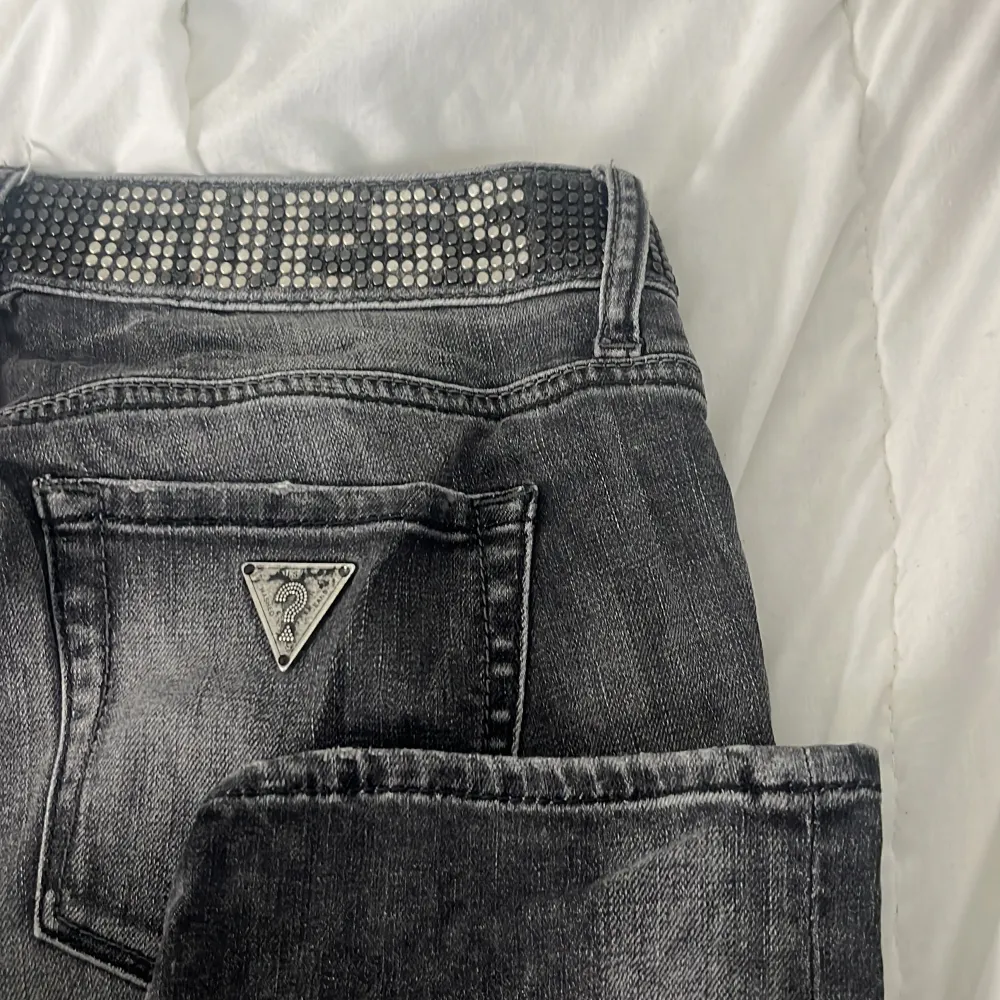 Säljer dessa mörkgråa jeans från guess då de är för långa för mig som är 162. Strl 28 men passar någon som har XS/S och är 165+. De är köpta secondhand.. Jeans & Byxor.