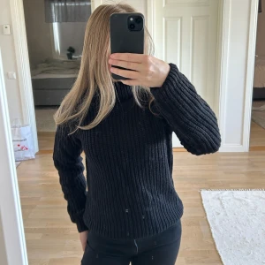 Stickad polotröja  - Säljer denna polotröjan i storlek XS😍 Aldrig använd🤍Har en likadan i vit tillsalu också!