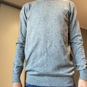 Grå sweatshirt - Grå sweatshirt. Modell 184cm