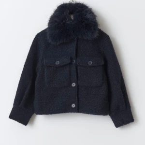 MEOTINE JACKA - Säljer nu denna fina slutsålda jackan, den är ifrån Ginatricot Young i storlek 170. Den är oversized och ofodrad men håller värmen bra. Ny med prislapp bara testad. Pris går att diskutera. Vid mer information, vänligen kontakta via DM! 