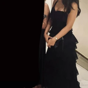 Svart långklänning  - Svart långklänning från Boohoo, stl 38 men passar 36 också. Man kan vika ner banden för att få en annan stil på klänningen 💗💗