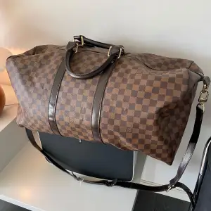 Lv keepall 55.  Välanvänd. Remmarna är slitna, men har inte gått av. Fläckar inuti.