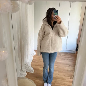 Teddy jacka - Skit snygg teddy jacka som aldrig är använd och köptes ba för nån vecka sen😍😍