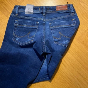 Ltb jeans valerie - Hej, jag säljer mina jättesnygga jeans från Ltb modell Valerie. Dem är helt nya med prislappar kvar. Säljer dem då de tyvärr var för små och kan inte skicka tillbaka längre. Nypris 1100 och storleken är W27 L36💕