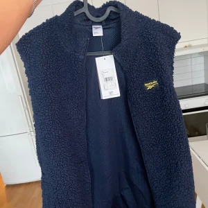 Väst Reebok - Oanvänd väst från Reebok. Oanvänd med prislapp. Köpt från herravdelning. 