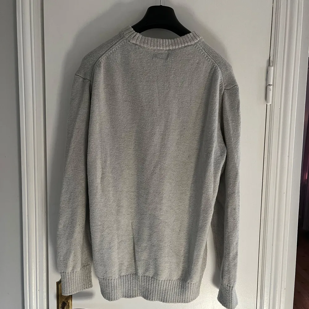 Säljer en stilren beige stickad tröja från H&M i relaxed fit. Perfekt för både höst och vinter med sin bekväma passform. Tröjan har långa ärmar och ribbade muddar vid ärmslut och nederkant. Tröjan har storlek M och säljs för 149kr. Tröjor & Koftor.