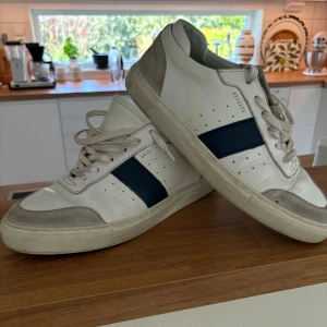 Axel Arigato skor - Säljer nu dessa Axel Arigato skor för de inte kommer till någon användning mer:(   Den enda defekten är skosnöret på den ena skon. Pris kan alltid diskuteras😃