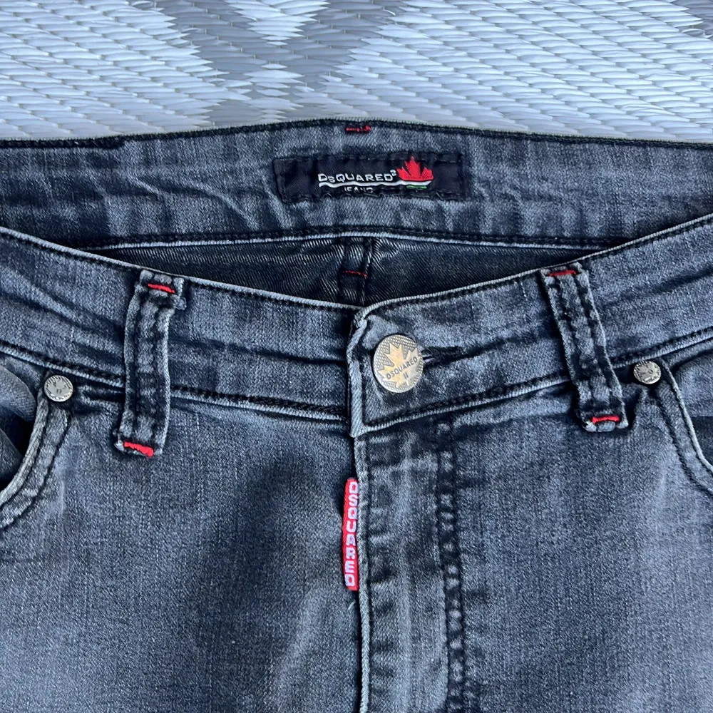 Asfeta Dsquared2 Jeans 🔥 storlek är 36 (runt 33/32) och är i väldigt bra skick, använd ett fåtal gånger 🤙nypris ligger på runt 4000-5000 🍾 Pris är ej hugget i sten! Hör av er vid frågor eller funderingar 🙏. Jeans & Byxor.