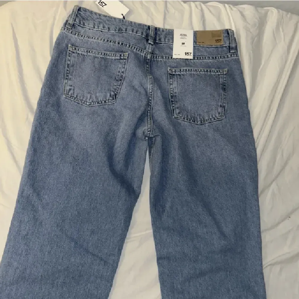 Säljer ett 157 JEANS som är helt nya men användes aldrig. De har en straight passform och är i en snygg ljusblå färg. ORIGINALPRIS var 400 Kr. Jag bjuder frakten, de är helt helt nya som sagt ;). Jeans & Byxor.