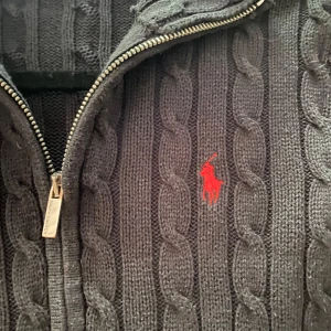 Ralph lauren zip. - Säljer en fin broderad Ralph lauren svart zip. Den är i bra skick och inga skador. Den har blivit för liten för mig så jag säljer den.
