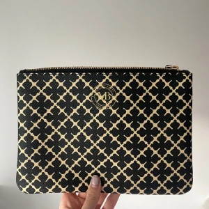 Malene Birger clutch - Använd endast en gång till min bal. Jätte fint skick! 
