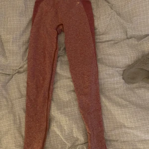 Gymshark tight - Jättesköna tight jag köpte för ett tag sen men har inte använt dem mer än 4 gånger kanske, väldigt stretchiga och bekväma:)