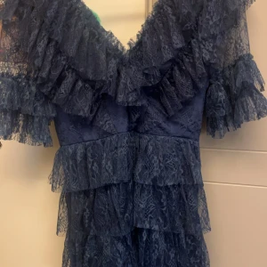 Bymalina klänning - Jättefin marin blå bymalina klänning i storlek xs men passar s som jag bara använt 1 gång, inga defekter. Nyfris 2800, pris kan diskuteras vid snabbt köp!