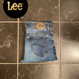 Lee jeans - Ett par snygga klassiska jeans ifrån LEE. Sjukt bra skick! Få även med tre par brillor på köpet (se sista bild). Vid övriga frågor bara att skriva // MVH VALENCO