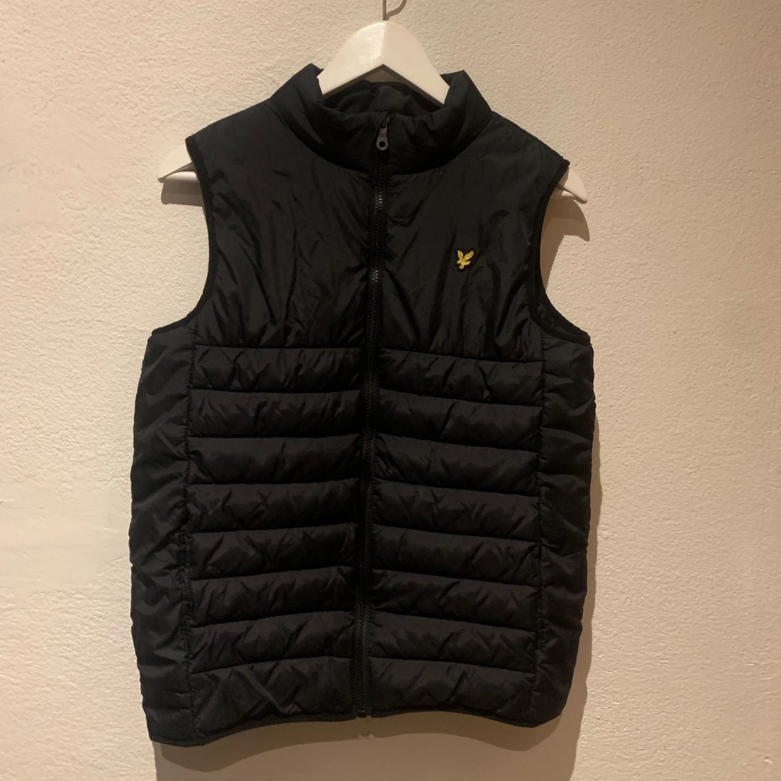 Svart Lyle and Scott väst