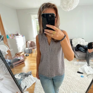 Mönstrad blis - Såå fin och skön blus, säljer även i andra färger!💗💗 Fri frakt tom 22 september!