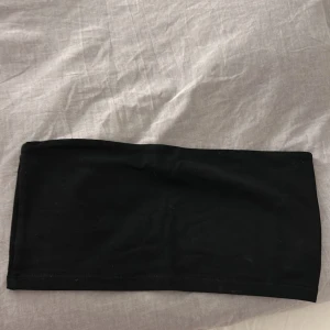 Svart topp - Svart topp som är väldigt kort. Storleken på toppen är XS och har använts ett par gånger men är i god skick