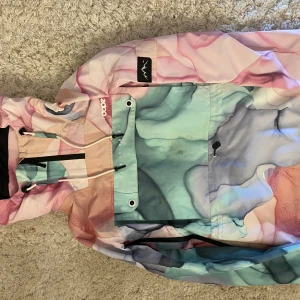 Dope jacka  (slalom jacka) - Hej säljer min Dope jacka för den är för liten, köpt för 1000kr men säljer för 295kr JAG LÄGGER ENDAST upp annons här på plick betalningen sker via Swish så skriv till mig ifall du ska köpa något❤️🎀