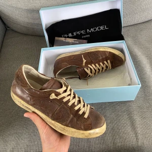 Phillipemodel  - Säljer nu dessa philippemodel skor i en brun/vinröd färg. Storlek 41 och dem är i fint skick, skriv för fler bilder/frågor🙌🏼