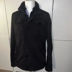 Säljer nu min J.Lindeberg Field jacka i storlek S färg svart kond 10/10 inte använd så mycket ny pris runt 3500 mitt pris 2000 !byte kan vara intressant isåfall Ralph lauren cardigan! Hör av er vid frågor eller funderingar 