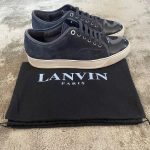Lanvin skor - Säljer nu mina marinblåa lanvins i storlek 41-42 motsvarar UK 6 skick 9/10 bara dustbag ingår är öppen för byten hör av er vid frågor eller funderingar 