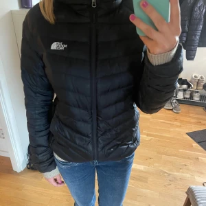 The North Face dun jacka  - Snygg dunjacka ifrån The North Face, passar jätte bra till i höst 🍂 lite små defekter här och där men som inte syns med den på🍁