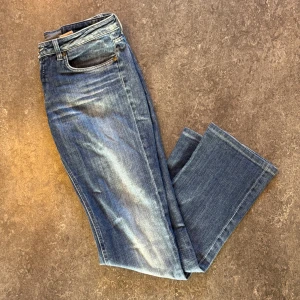 Acne jeans - Säljer ett par Acne jeans i en snygg tvätt. De har en straight passform och är perfekta för vardagsbruk. Jeansen har fickor både fram och bak samt en knapp och dragkedja i gylfen.