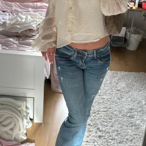 Pepe jeans - Säljer ett par trendiga och lågmidjade pepe jeans - saturn. De är slutsålda överallt! Storlek 27 x 32. Nästan helt oanvända, så det är superfin kvalité. Färgen är blå denim. Köpte för 1000kr så det är ett kap. Hör av dig om du har några frågor 💗.