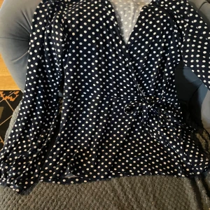 Jätte fin marinblå prickig tröja med ett snöre som man kan knyta på sidan💓 - Jätte fin tröja använd fåtal gånger💓