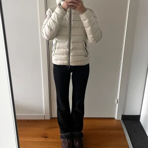 Jacka - Jacka från Colmar. Storlek XS. Köpt för några år sedan. Lite skadad på vänstra ärmen annars i superfint skick!