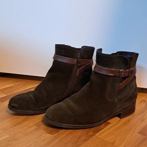 Mörkgröna stövletter - Fina mörkgröna stövletter i  nubukläder med bruna detaljer. Lätt fodrade och perfekta till hösten! Priset kan diskuteras :)