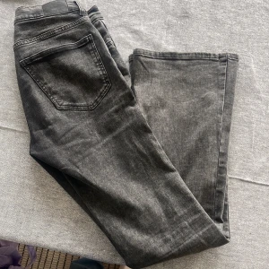 Gina tricot jeans  - Säljer ett par fina gråa jeans från Gina tricot. Knappt använda. Storlek 38.