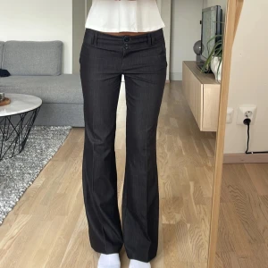 Lågmidjade kostymbyxor  - Sjuukr snygga byxor💕tvättråd o lappar saknas tyvärr! Jag är 177cm midja: 41cm Innerben: 83cm